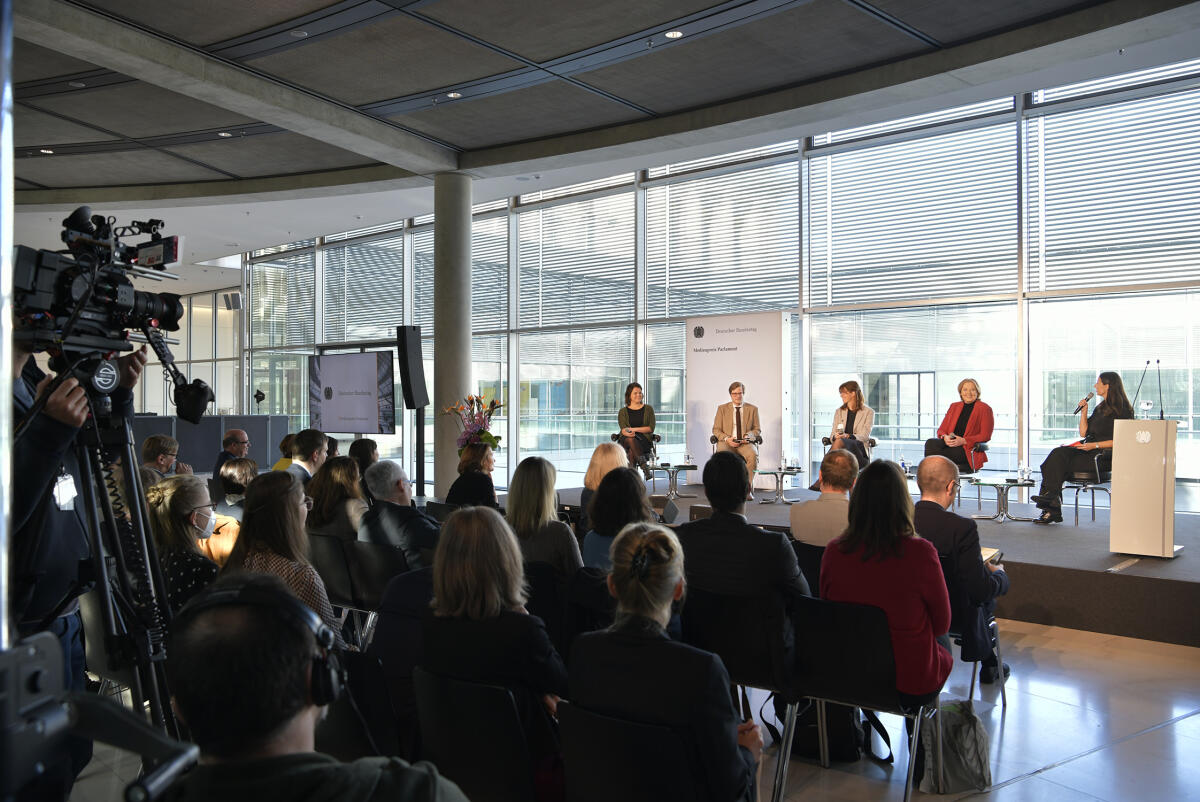 Bundestagspräsidentin Bärbel Bas, SPD, MdB, verleiht den Medienpreis Parlament 2022 des Deutschen Bundestages an Karoline Meta Beisel, Constanze von Bullion, Lara Fritzsche und Nicola Meier. Die Journalistinnen wurden für ihren neunseitigen Beitrag „Handy-Jahre einer Kanzlerin“ (erschienen am 3. September 2021 im Süddeutsche Zeitung Magazin) ausgezeichnet. Blick auf das Podium. Bundestagspräsidentin Bärbel Bas, SPD, MdB, verleiht den Medienpreis Parlament 2022 des Deutschen Bundestages an Karoline Meta Beisel, Constanze von Bullion, Lara Fritzsche und Nicola Meier. Die Journalistinnen wurden für ihren neunseitigen Beitrag „Handy-Jahre einer Kanzlerin“ (erschienen am 3. September 2021 im Süddeutsche Zeitung Magazin) ausgezeichnet. Blick auf das Podium.