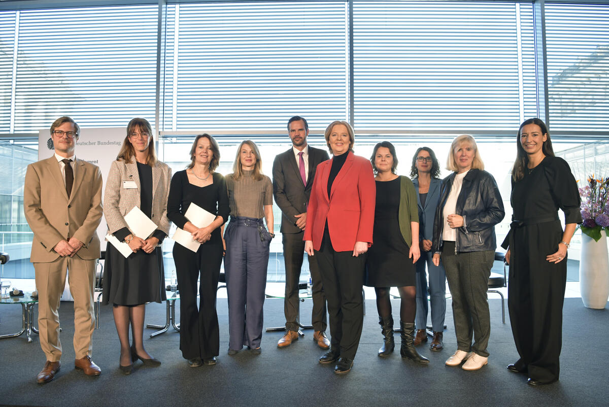 Bundestagspräsidentin Bärbel Bas, SPD, MdB, verleiht den Medienpreis Parlament 2022 des Deutschen Bundestages an Karoline Meta Beisel, Constanze von Bullion, Lara Fritzsche und Nicola Meier. Die Journalistinnen wurden für ihren neunseitigen Beitrag „Handy-Jahre einer Kanzlerin“ (erschienen am 3. September 2021 im Süddeutsche Zeitung Magazin) ausgezeichnet. Gruppenfoto mit den Nominierten und der Jury (vlnr): Boris Herrmann, Karoline Meta Beisel, Constanze von Bullion, Tina Hildebrandt, Chefkorrespondentin der Wochenzeitung „Die Zeit“, Jan Hollitzer, Chefredakteur der Tageszeitung „Thüringer Allgemeine“, Bundestagspräsidentin Bärbel Bas, Romy Steyer, Anita Fünffinger, Korrespondentin im ARD-Hauptstadtstudio (Bayerischer Rundfunk), Prof. Dr. Claudia Nothelle, Professorin für Fernsehjournalismus an der Hochschule Magdeburg-Stendal, und Pinar Atalay von RTL. Bas, Bärbel Bundestagspräsidentin Bärbel Bas, SPD, MdB, verleiht den Medienpreis Parlament 2022 des Deutschen Bundestages an Karoline Meta Beisel, Constanze von Bullion, Lara Fritzsche und Nicola Meier. Die Journalistinnen wurden für ihren neunseitigen Beitrag „Handy-Jahre einer Kanzlerin“ (erschienen am 3. September 2021 im Süddeutsche Zeitung Magazin) ausgezeichnet. Gruppenfoto mit den Nominierten und der Jury (vlnr): Boris Herrmann, Karoline Meta Beisel, Constanze von Bullion, Tina Hildebrandt, Chefkorrespondentin der Wochenzeitung „Die Zeit“, Jan Hollitzer, Chefredakteur der Tageszeitung „Thüringer Allgemeine“, Bundestagspräsidentin Bärbel Bas, Romy Steyer, Anita Fünffinger, Korrespondentin im ARD-Hauptstadtstudio (Bayerischer Rundfunk), Prof. Dr. Claudia Nothelle, Professorin für Fernsehjournalismus an der Hochschule Magdeburg-Stendal, und Pinar Atalay von RTL.