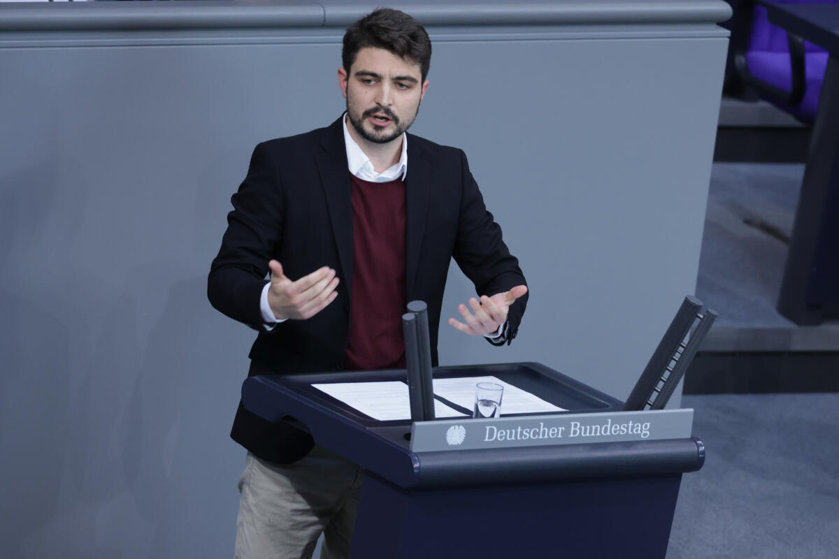 Jan Dieren, SPD, MdB, hält eine Rede zu TOP 3 „EU-Umwandlungsrichtlinie Arbeitnehmermitbestimmung“ im Plenum. Dieren, Jan Jan Dieren, SPD, MdB, hält eine Rede zu TOP 3 „EU-Umwandlungsrichtlinie Arbeitnehmermitbestimmung“ im Plenum.