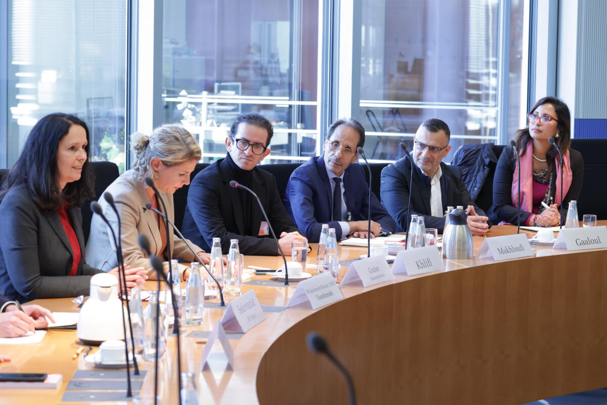 Eine Delegation aus Tunesien zu Gast im Rechtsausschuss unter Leitung der Vorsitzenden Elisabeth Winkelmeier-Becker (l), CDU/CSU, MdB. Hier (vrnl) Chaima Issa, Ahmed Gaaloul, Sofiane Makhloufi und Oussama Khlifi. Winkelmeier-Becker, Elisabeth Eine Delegation aus Tunesien zu Gast im Rechtsausschuss unter Leitung der Vorsitzenden Elisabeth Winkelmeier-Becker (l), CDU/CSU, MdB. Hier (vrnl) Chaima Issa, Ahmed Gaaloul, Sofiane Makhloufi und Oussama Khlifi.