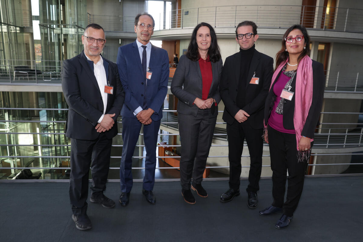 Eine Delegation aus Tunesien zu Gast im Rechtsausschuss. Gruppenfoto (vlnr) Ahmed Gaaloul, Sofiane Makhloufi, Ausschussvorsitzende Elisabeth Winkelmeier-Becker, CDU/CSU, MdB, Oussama Khlifi und Chaima Issa. Winkelmeier-Becker, Elisabeth Eine Delegation aus Tunesien zu Gast im Rechtsausschuss. Gruppenfoto (vlnr) Ahmed Gaaloul, Sofiane Makhloufi, Ausschussvorsitzende Elisabeth Winkelmeier-Becker, CDU/CSU, MdB, Oussama Khlifi und Chaima Issa.