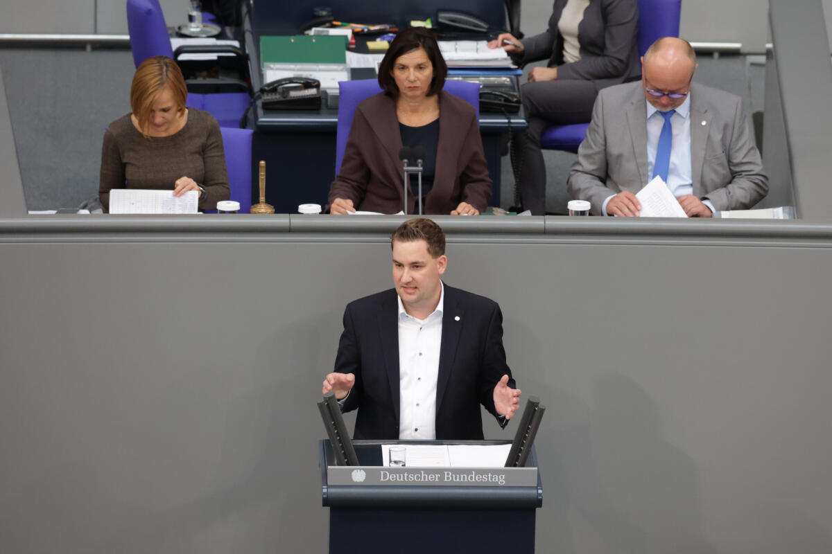 Brian Nickholz, SPD, MdB, hält eine Rede zu TOP 9 „Wohngeld-Plus-Gesetz, Heizkostenzuschussgesetz“ im Plenum. Nickholz, Brian Brian Nickholz, SPD, MdB, hält eine Rede zu TOP 9 „Wohngeld-Plus-Gesetz, Heizkostenzuschussgesetz“ im Plenum.