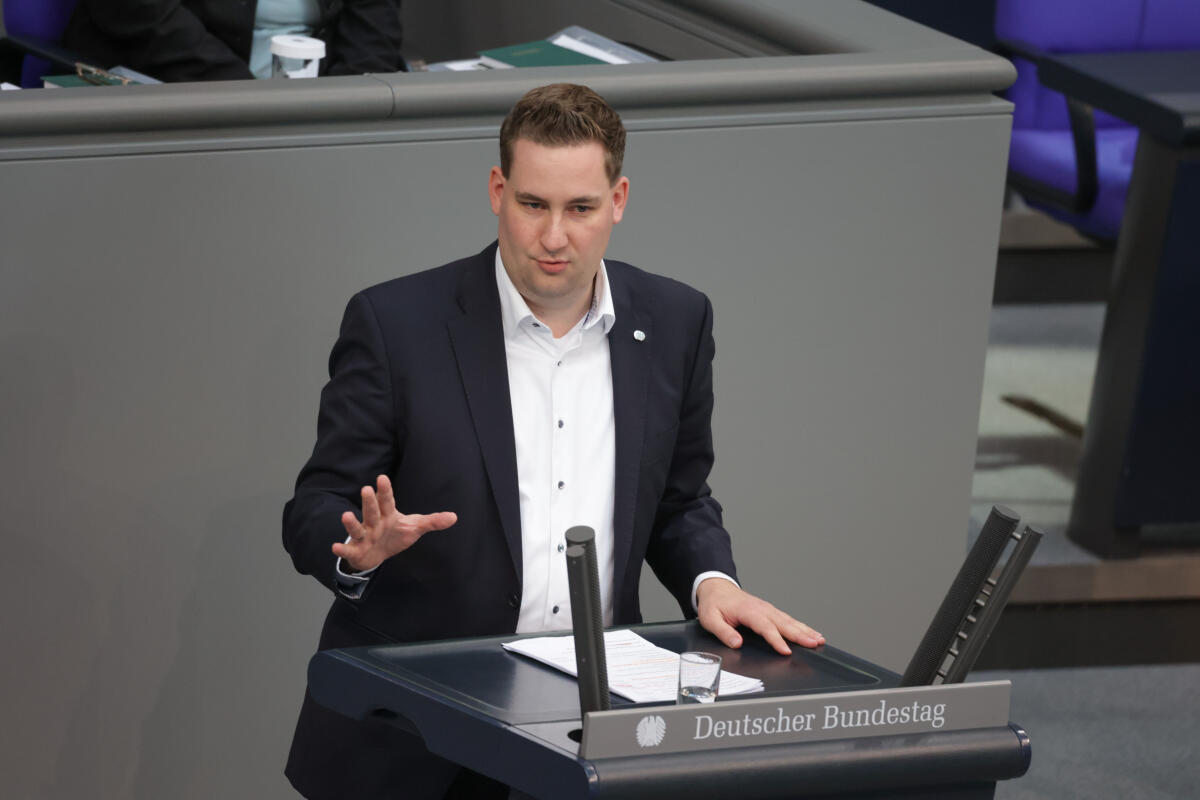 Brian Nickholz, SPD, MdB, hält eine Rede zu TOP 9 „Wohngeld-Plus-Gesetz, Heizkostenzuschussgesetz“ im Plenum. Nickholz, Brian Brian Nickholz, SPD, MdB, hält eine Rede zu TOP 9 „Wohngeld-Plus-Gesetz, Heizkostenzuschussgesetz“ im Plenum.
