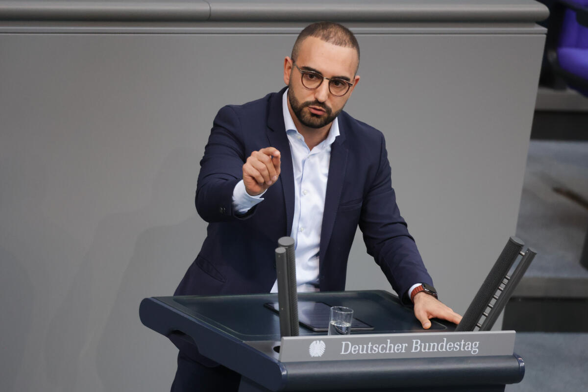 Kassem Taher Saleh, Bündnis 90/Die Grünen, MdB, hält eine Rede zum TOP 27 „Berichte Ostdeutschland 2022, Stand der Deutschen Einheit 2021“ im Plenum. Saleh, Kassem Taher Kassem Taher Saleh, Bündnis 90/Die Grünen, MdB, hält eine Rede zum TOP 27 „Berichte Ostdeutschland 2022, Stand der Deutschen Einheit 2021“ im Plenum.