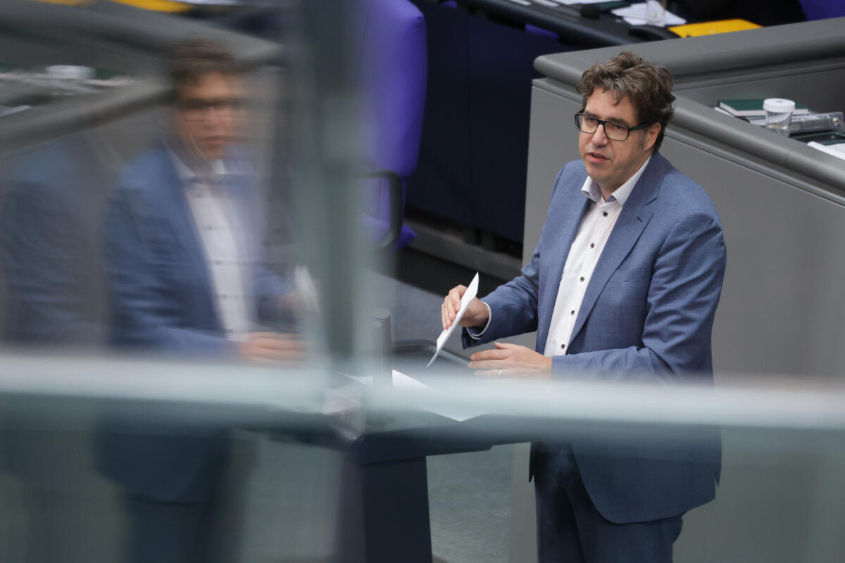 Kellner, Michael Michael Kellner, Bündnis 90/Die Grünen, MdB, hält eine Rede zum TOP 27 „Berichte Ostdeutschland 2022, Stand der Deutschen Einheit 2021“ im Plenum.