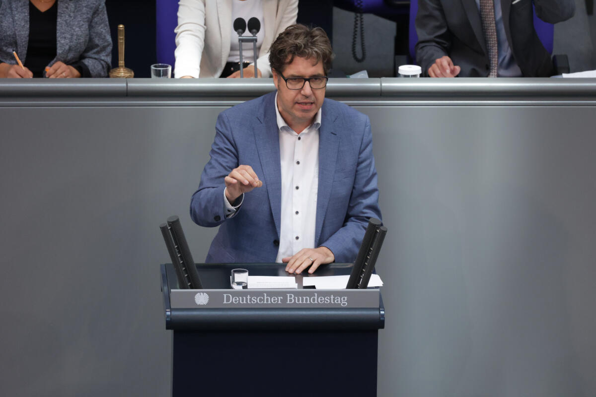 Michael Kellner, Bündnis 90/Die Grünen, MdB, hält eine Rede zum TOP 27 „Berichte Ostdeutschland 2022, Stand der Deutschen Einheit 2021“ im Plenum. Kellner, Michael Michael Kellner, Bündnis 90/Die Grünen, MdB, hält eine Rede zum TOP 27 „Berichte Ostdeutschland 2022, Stand der Deutschen Einheit 2021“ im Plenum.