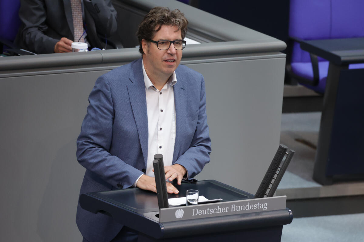Michael Kellner, Bündnis 90/Die Grünen, MdB, hält eine Rede zum TOP 27 „Berichte Ostdeutschland 2022, Stand der Deutschen Einheit 2021“ im Plenum. Kellner, Michael Michael Kellner, Bündnis 90/Die Grünen, MdB, hält eine Rede zum TOP 27 „Berichte Ostdeutschland 2022, Stand der Deutschen Einheit 2021“ im Plenum.