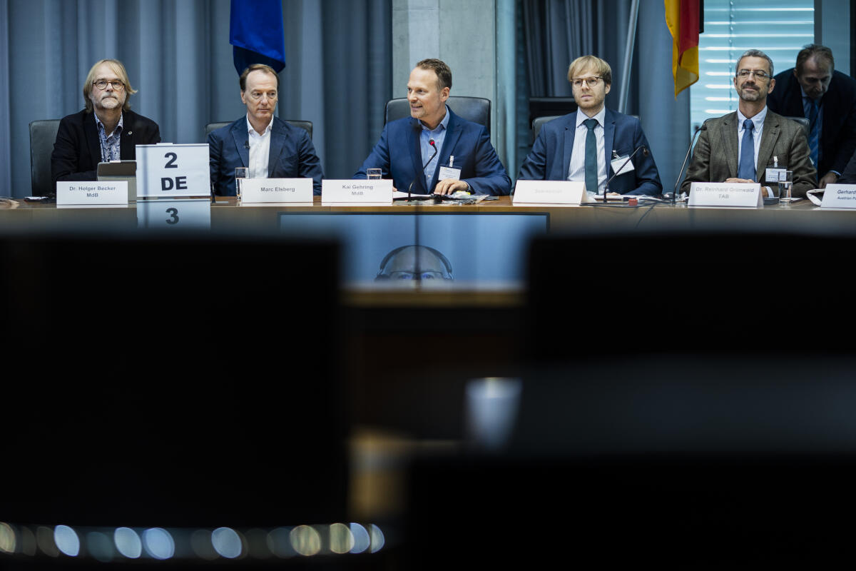 Gehring, Kai; Becker, Holger Die jährliche EPTA-Konferenz wird 2022 vom Deutschen Bundestag mit dem Büro für Technikfolgenabschätzung beim Deutschen Bundestag (TAB) unter Leitung des Vorsitzenden Kai Gehring (Bildmitte), Bündnis 90/DIE GRÜNEN, MdB, ausgerichtet, die in diesem Jahr die EPTA-Präsidentschaft innehaben.