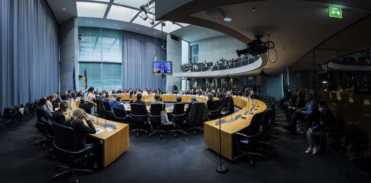 Die jährliche EPTA-Konferenz wird 2022 vom Deutschen Bundestag mit dem Büro für Technikfolgenabschätzung beim Deutschen Bundestag (TAB) unter Leitung des Vorsitzenden Kai Gehring, Bündnis 90/DIE GRÜNEN, MdB, ausgerichtet, die in diesem Jahr die EPTA-Präsidentschaft innehaben.; Blick in den Saal. Die jährliche EPTA-Konferenz wird 2022 vom Deutschen Bundestag mit dem Büro für Technikfolgenabschätzung beim Deutschen Bundestag (TAB) unter Leitung des Vorsitzenden Kai Gehring, Bündnis 90/DIE GRÜNEN, MdB, ausgerichtet, die in diesem Jahr die EPTA-Präsidentschaft innehaben.; Blick in den Saal.
