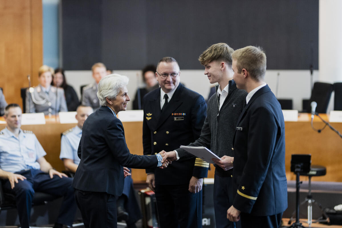 Beim Verteidigungsausschuss des Deutschen Bundestages findet die Siegerehrung des 16. Kunstwettbewerbs der Bundeswehr statt. Diesmal lautete das Thema "Loyalität".; Hier: Marie-Agnes Strack-Zimmermann (l), FDP, MdB. Strack-Zimmermann, Marie-Agnes Beim Verteidigungsausschuss des Deutschen Bundestages findet die Siegerehrung des 16. Kunstwettbewerbs der Bundeswehr statt. Diesmal lautete das Thema "Loyalität".; Hier: Marie-Agnes Strack-Zimmermann (l), FDP, MdB.