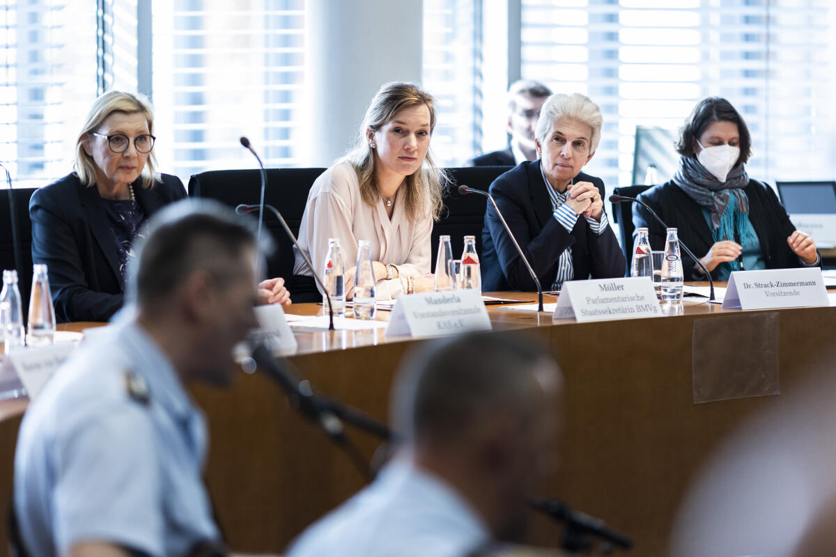 Beim Verteidigungsausschuss des Deutschen Bundestages findet die Siegerehrung des 16. Kunstwettbewerbs der Bundeswehr statt. Diesmal lautete das Thema "Loyalität".; Hier: Siemtje Möller (2l), SPD, MdB, Parlamentarische Staatssekretärin im Bundesministerium der Verteidigung, und Marie-Agnes Strack-Zimmermann (2R), FDP, MdB. Möller, Siemtje; Strack-Zimmermann, Marie-Agnes Beim Verteidigungsausschuss des Deutschen Bundestages findet die Siegerehrung des 16. Kunstwettbewerbs der Bundeswehr statt. Diesmal lautete das Thema "Loyalität".; Hier: Siemtje Möller (2l), SPD, MdB, Parlamentarische Staatssekretärin im Bundesministerium der Verteidigung, und Marie-Agnes Strack-Zimmermann (2R), FDP, MdB.