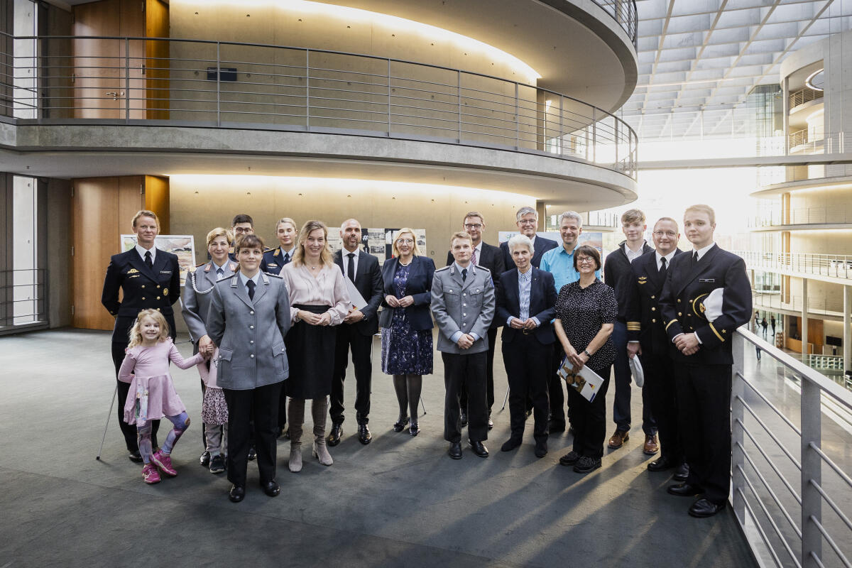 Beim Verteidigungsausschuss des Deutschen Bundestages findet die Siegerehrung des 16. Kunstwettbewerbs der Bundeswehr statt. Diesmal lautete das Thema "Loyalität".; Hier: Gruppenfoto mit Marie-Agnes Strack-Zimmermann (6R), FDP, MdB, und Siemtje Möller (8L), SPD, MdB, Parlamentarische Staatssekretärin im Bundesministerium der Verteidigung. Möller, Siemtje; Strack-Zimmermann, Marie-Agnes Beim Verteidigungsausschuss des Deutschen Bundestages findet die Siegerehrung des 16. Kunstwettbewerbs der Bundeswehr statt. Diesmal lautete das Thema "Loyalität".; Hier: Gruppenfoto mit Marie-Agnes Strack-Zimmermann (6R), FDP, MdB, und Siemtje Möller (8L), SPD, MdB, Parlamentarische Staatssekretärin im Bundesministerium der Verteidigung.