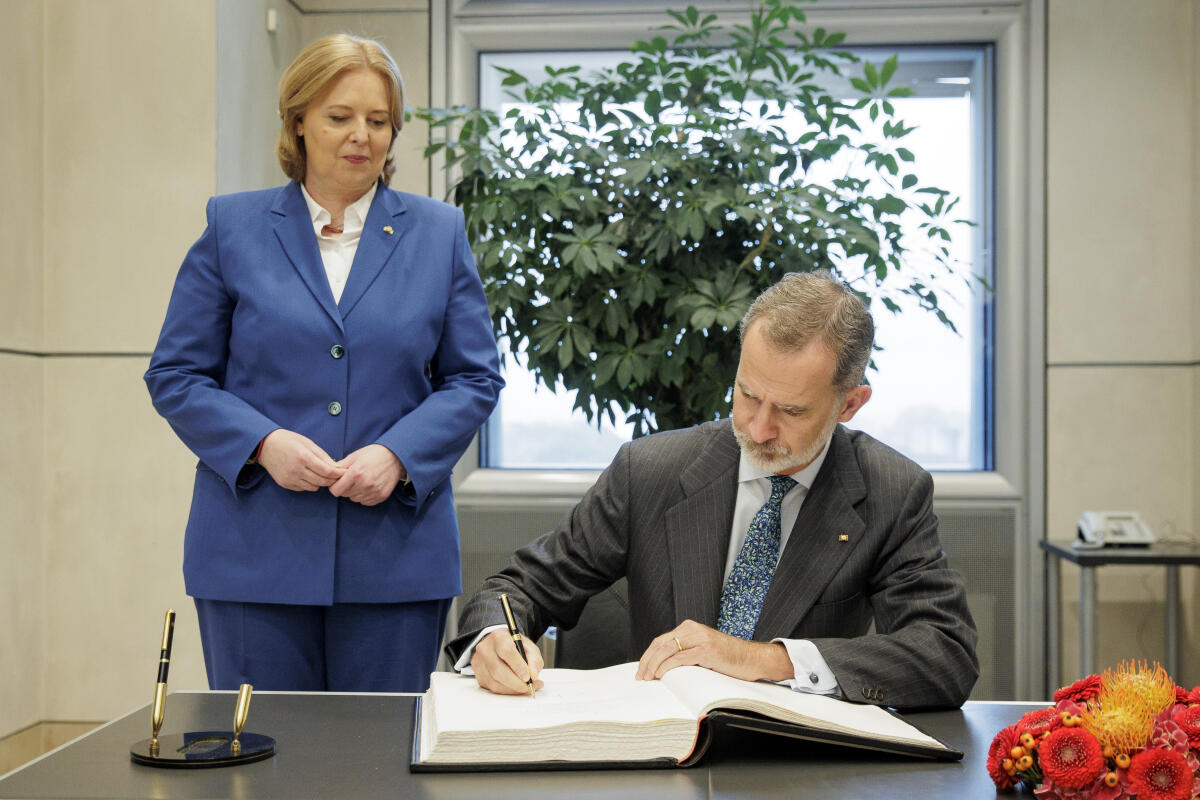 Bundestagspräsidentin Bärbel Bas (l), SPD, MdB, empfängt König Felipe VI von Spanien (r) zu einem Gespräch.; Hier: Gästebucheintrag Bas, Bärbel Bundestagspräsidentin Bärbel Bas (l), SPD, MdB, empfängt König Felipe VI von Spanien (r) zu einem Gespräch.; Hier: Gästebucheintrag