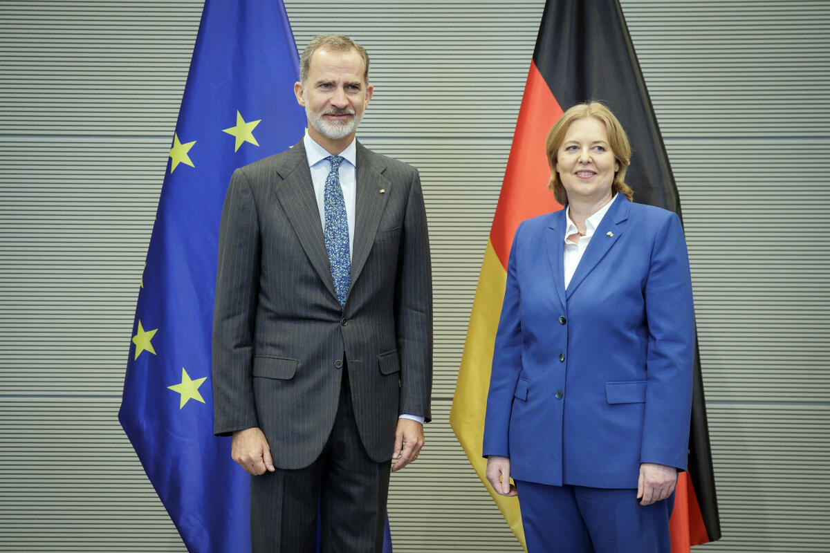 Bundestagspräsidentin Bärbel Bas (r), SPD, MdB, empfängt König Felipe VI von Spanien (l) zu einem Gespräch. Bas, Bärbel Bundestagspräsidentin Bärbel Bas (r), SPD, MdB, empfängt König Felipe VI von Spanien (l) zu einem Gespräch.