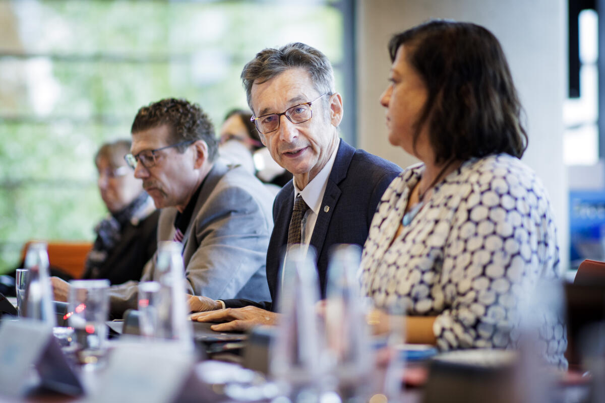 Gespräch des Ausschusses für wirtschaftliche Zusammenarbeit und Entwicklung mit David Muldrow Beasley (Director of the United Nations World Food Programme, WFP).; Hier: Vorsitzender des Ausschusses Dr. Christoph Hoffmann (m), FDP, MdB und und Dr. Bärbel Kofler (r), SPD, MdB, Parlamentarische Staatssekretärin beim Bundesministerium für wirtschaftliche Zusammenarbeit und Entwicklung. Hoffmann, Christoph; Kofler, Bärbel Gespräch des Ausschusses für wirtschaftliche Zusammenarbeit und Entwicklung mit David Muldrow Beasley (Director of the United Nations World Food Programme, WFP).; Hier: Vorsitzender des Ausschusses Dr. Christoph Hoffmann (m), FDP, MdB und und Dr. Bärbel Kofler (r), SPD, MdB, Parlamentarische Staatssekretärin beim Bundesministerium für wirtschaftliche Zusammenarbeit und Entwicklung.
