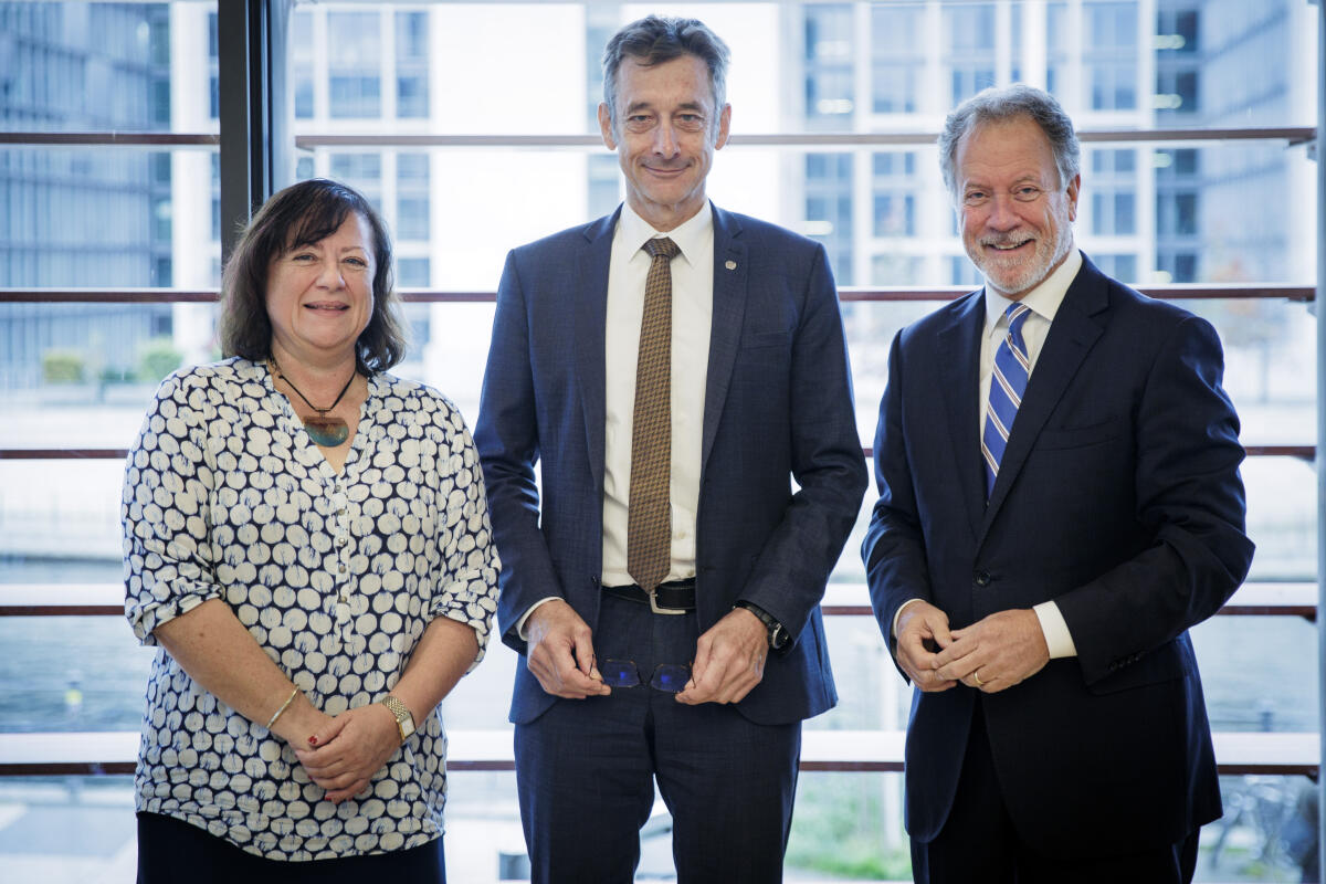 Gespräch des Ausschusses für wirtschaftliche Zusammenarbeit und Entwicklung mit dem Vorsitzenden des Ausschusses Dr. Christoph Hoffmann (m), FDP, MdB; David Muldrow Beasley (r) (Director of the United Nations World Food Programme, WFP) und Dr. Bärbel Kofler (l), SPD, MdB, Parlamentarische Staatssekretärin beim Bundesministerium für wirtschaftliche Zusammenarbeit und Entwicklung. Hoffmann, Christoph; Kofler, Bärbel Gespräch des Ausschusses für wirtschaftliche Zusammenarbeit und Entwicklung mit dem Vorsitzenden des Ausschusses Dr. Christoph Hoffmann (m), FDP, MdB; David Muldrow Beasley (r) (Director of the United Nations World Food Programme, WFP) und Dr. Bärbel Kofler (l), SPD, MdB, Parlamentarische Staatssekretärin beim Bundesministerium für wirtschaftliche Zusammenarbeit und Entwicklung.