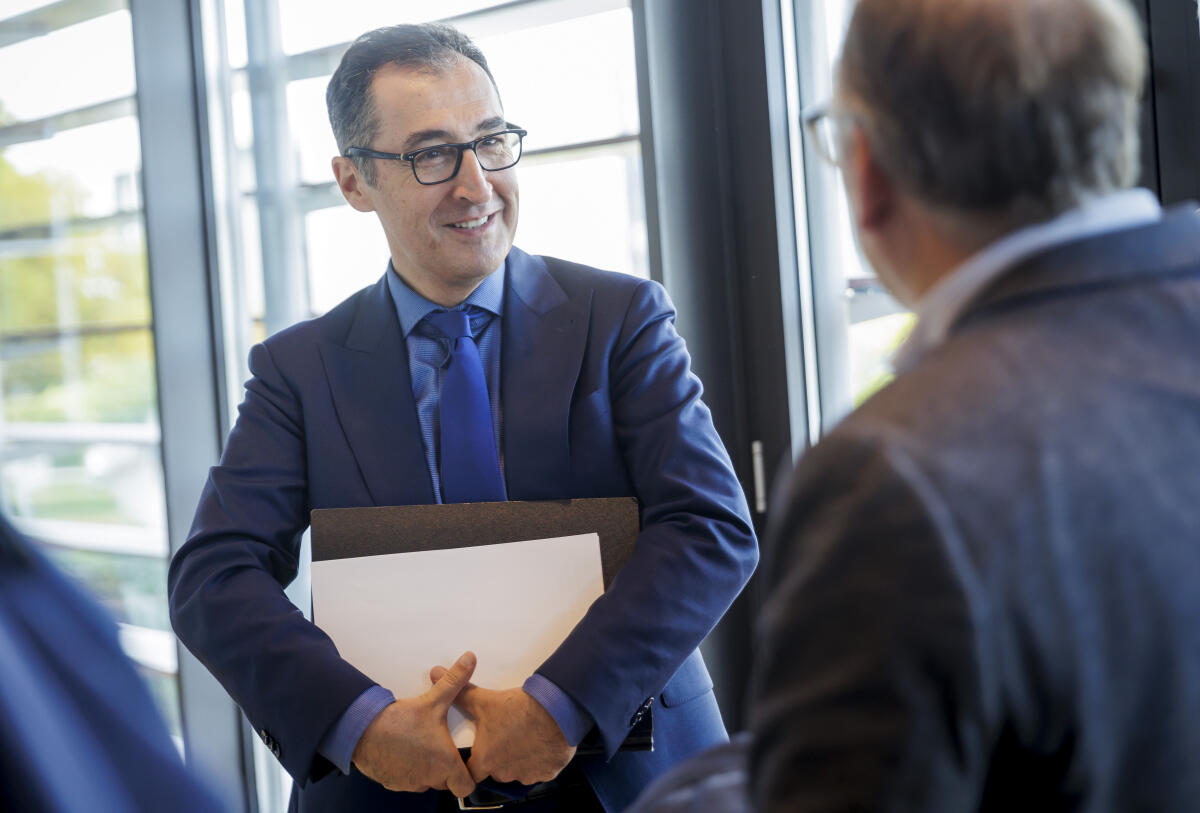 Gespräch des Ausschusses für wirtschaftliche Zusammenarbeit und Entwicklung mit dem Bundesminister für Ernährung und Landwirtschaft, Cem Özdemir (l), Bündnis 90/DIE GRÜNEN, MdB. Özdemir, Cem Gespräch des Ausschusses für wirtschaftliche Zusammenarbeit und Entwicklung mit dem Bundesminister für Ernährung und Landwirtschaft, Cem Özdemir (l), Bündnis 90/DIE GRÜNEN, MdB.
