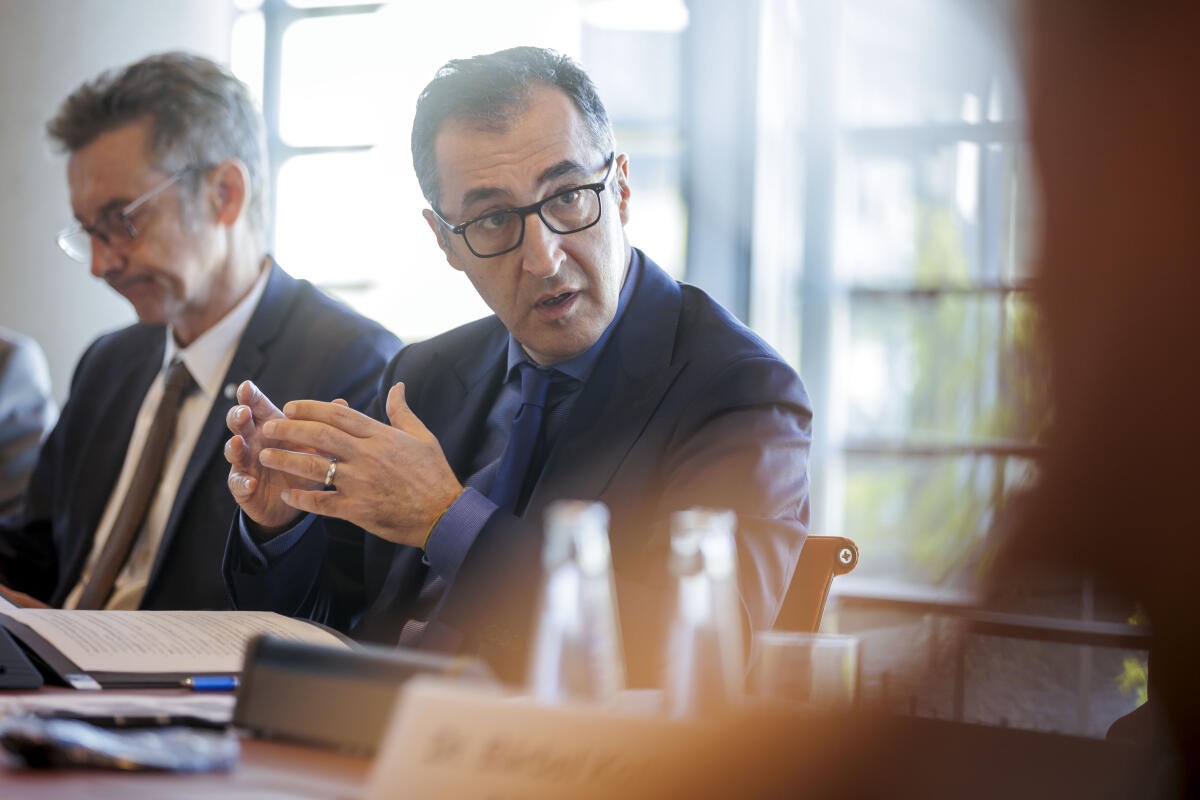 Özdemir, Cem; Hoffmann, Christoph Gespräch des Ausschusses für wirtschaftliche Zusammenarbeit und Entwicklung mit dem Vorsitzenden Dr. Christoph Hoffmann (l), FDP, MdB und Bundesminister für Ernährung und Landwirtschaft, Cem Özdemir (r), Bündnis 90/DIE GRÜNEN, MdB.