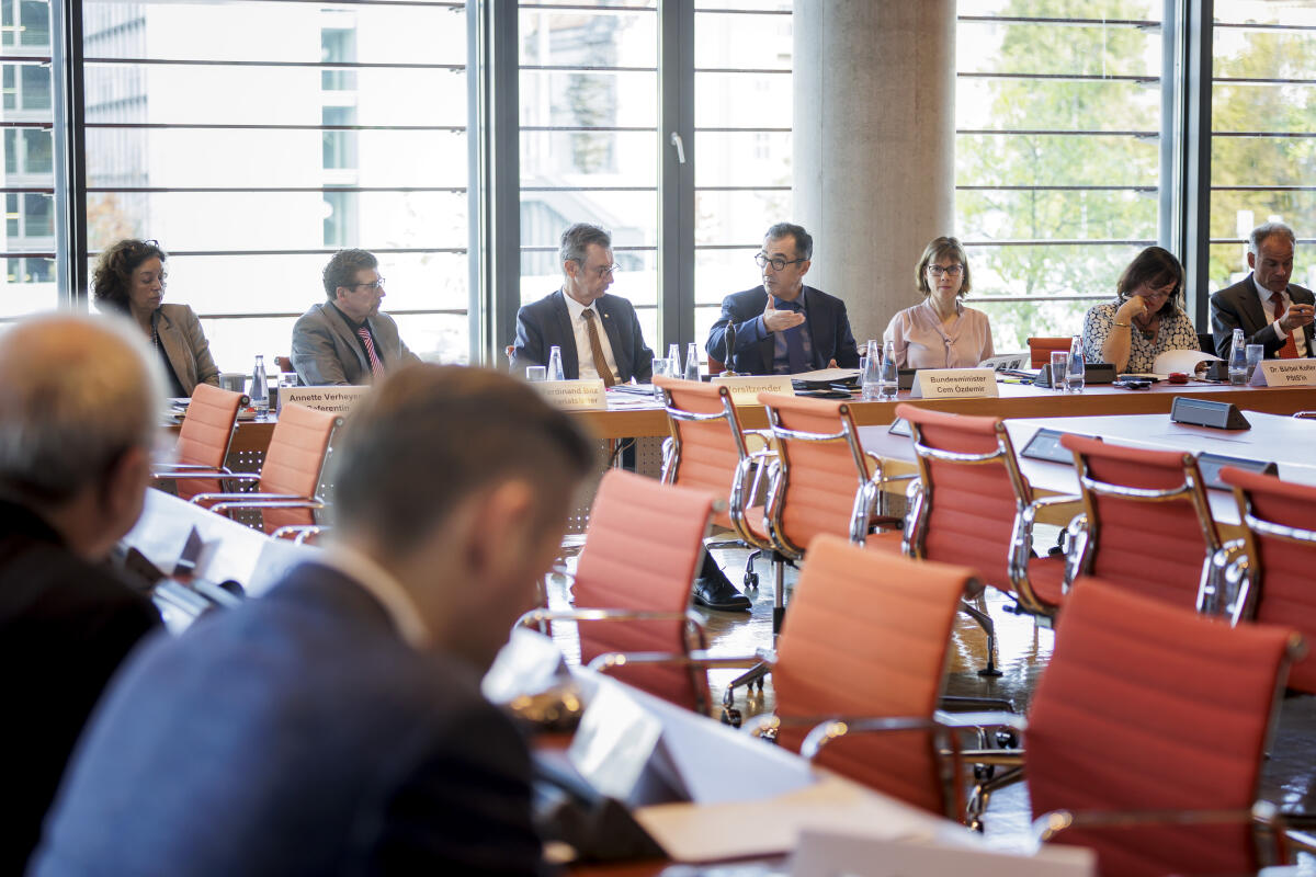  Gespräch des Ausschusses für wirtschaftliche Zusammenarbeit und Entwicklung mit dem Bundesminister für Ernährung und Landwirtschaft, Cem Özdemir, Bündnis 90/DIE GRÜNEN, MdB. Hier: Blick in den Saal
