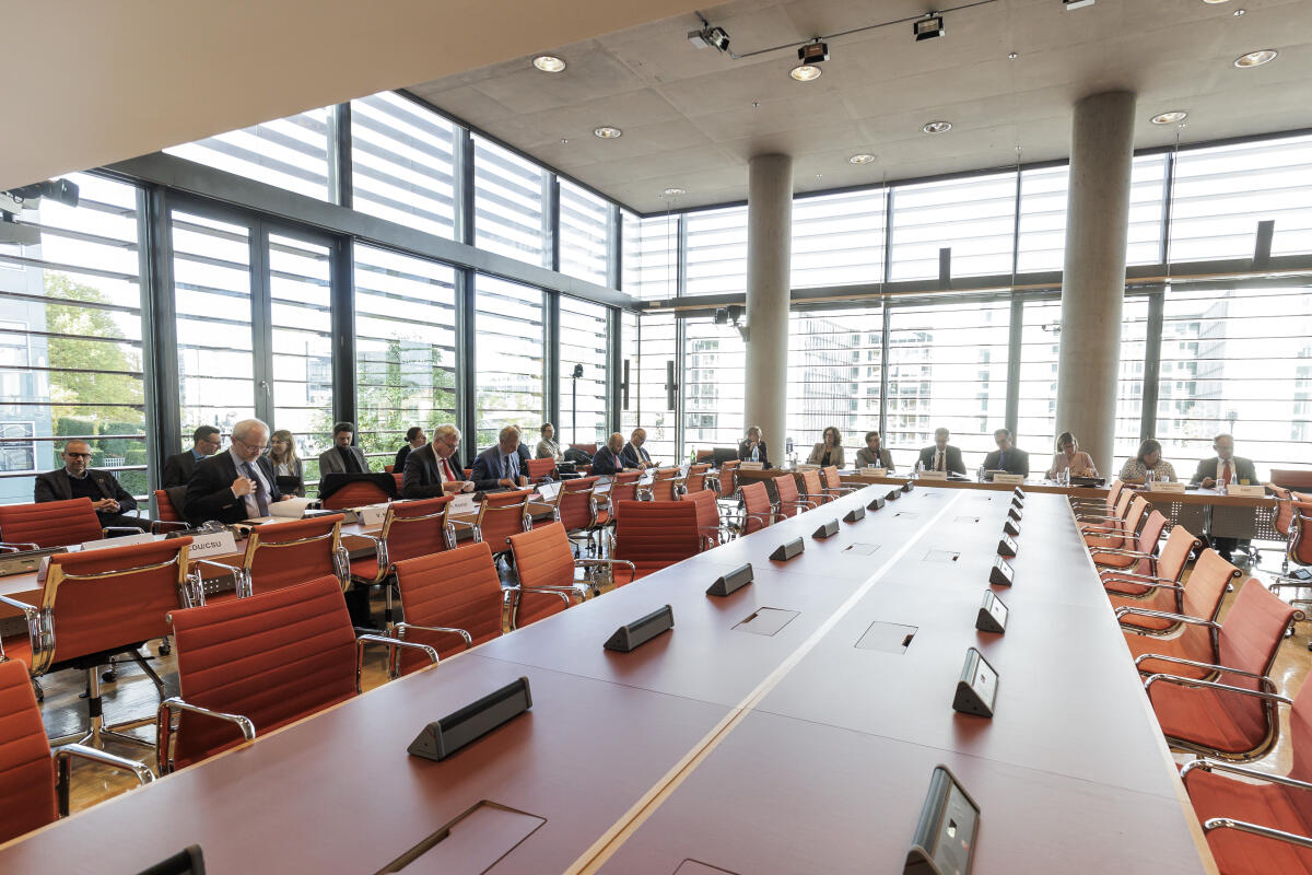 Gespräch des Ausschusses für wirtschaftliche Zusammenarbeit und Entwicklung mit dem Bundesminister für Ernährung und Landwirtschaft, Cem Özdemir, Bündnis 90/DIE GRÜNEN, MdB.; Hier: Blick in den Saal Gespräch des Ausschusses für wirtschaftliche Zusammenarbeit und Entwicklung mit dem Bundesminister für Ernährung und Landwirtschaft, Cem Özdemir, Bündnis 90/DIE GRÜNEN, MdB.; Hier: Blick in den Saal