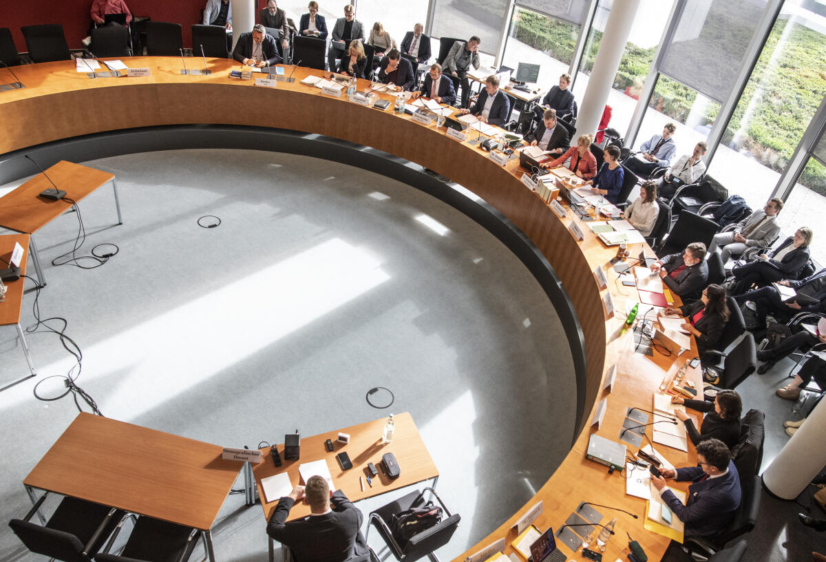 Öffentliche Sitzung des 1. Untersuchungsausschusses Afghanistan im Sitzungssaal im Paul-Löbe-Haus. Öffentliche Sitzung des 1. Untersuchungsausschusses Afghanistan im Sitzungssaal im Paul-Löbe-Haus.