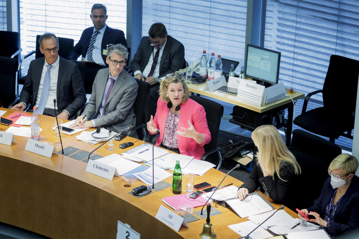 Gespräch des Ausschusses für Menschenrechte und humanitäre Hilfe unter Leitung der Vorsitzenden Renata Alt, FDP, MdB, mit der Stellvertretenden Hohen Flüchtlingskommissarin der Vereinten Nationen, Kelly Clements (m). Gespräch des Ausschusses für Menschenrechte und humanitäre Hilfe unter Leitung der Vorsitzenden Renata Alt, FDP, MdB, mit der Stellvertretenden Hohen Flüchtlingskommissarin der Vereinten Nationen, Kelly Clements (m).