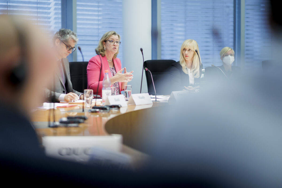 Gespräch des Ausschusses für Menschenrechte und humanitäre Hilfe unter Leitung der Vorsitzenden Renata Alt (r), FDP, MdB, mit der Stellvertretenden Hohen Flüchtlingskommissarin der Vereinten Nationen, Kelly Clements (l). Alt, Renata Gespräch des Ausschusses für Menschenrechte und humanitäre Hilfe unter Leitung der Vorsitzenden Renata Alt (r), FDP, MdB, mit der Stellvertretenden Hohen Flüchtlingskommissarin der Vereinten Nationen, Kelly Clements (l).