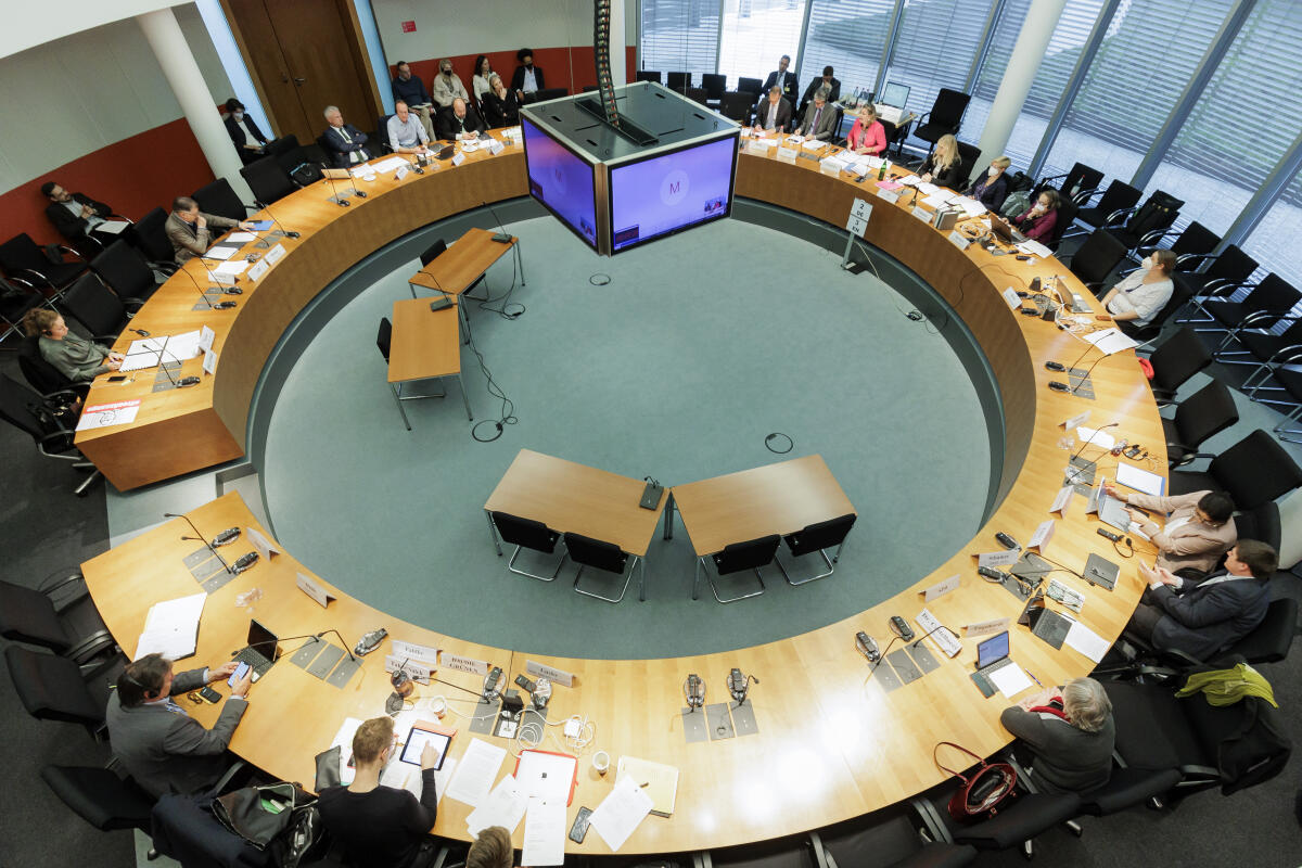 Gespräch des Ausschusses für Menschenrechte und humanitäre Hilfe unter Leitung der Vorsitzenden Renata Alt, FDP, MdB, mit der Stellvertretenden Hohen Flüchtlingskommissarin der Vereinten Nationen, Kelly Clements.; Hier: Blick in den Saal.