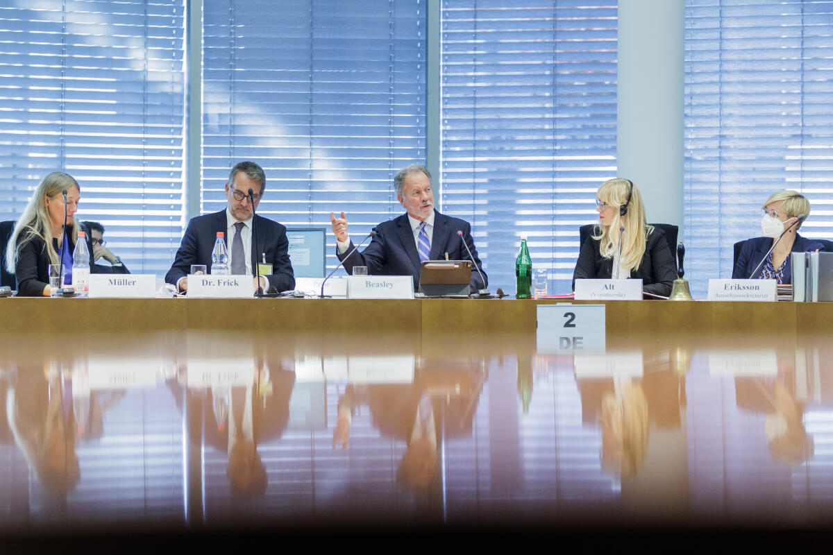 Gespräch des Ausschusses für Menschenrechte und humanitäre Hilfe unter Leitung der Vorsitzenden Renata Alt (2r), FDP, MdB, mit dem Exekutivdirektor des Welternährungsprogramms der Vereinten Nationen (Director of the United Nations World Food Programme, WFP) , David Muldrow Beasley (3r). Alt, Renata Gespräch des Ausschusses für Menschenrechte und humanitäre Hilfe unter Leitung der Vorsitzenden Renata Alt (2r), FDP, MdB, mit dem Exekutivdirektor des Welternährungsprogramms der Vereinten Nationen (Director of the United Nations World Food Programme, WFP) , David Muldrow Beasley (3r).