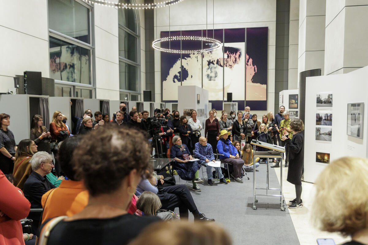  Bundestagspräsidentin Bärbel Bas, SPD, MdB, eröffnet die Ausstellung „Nebenan. Das Kiewer Kriegstagebuch“ von Yevgenia Belorusets. Hier Blick in die Ausstellung