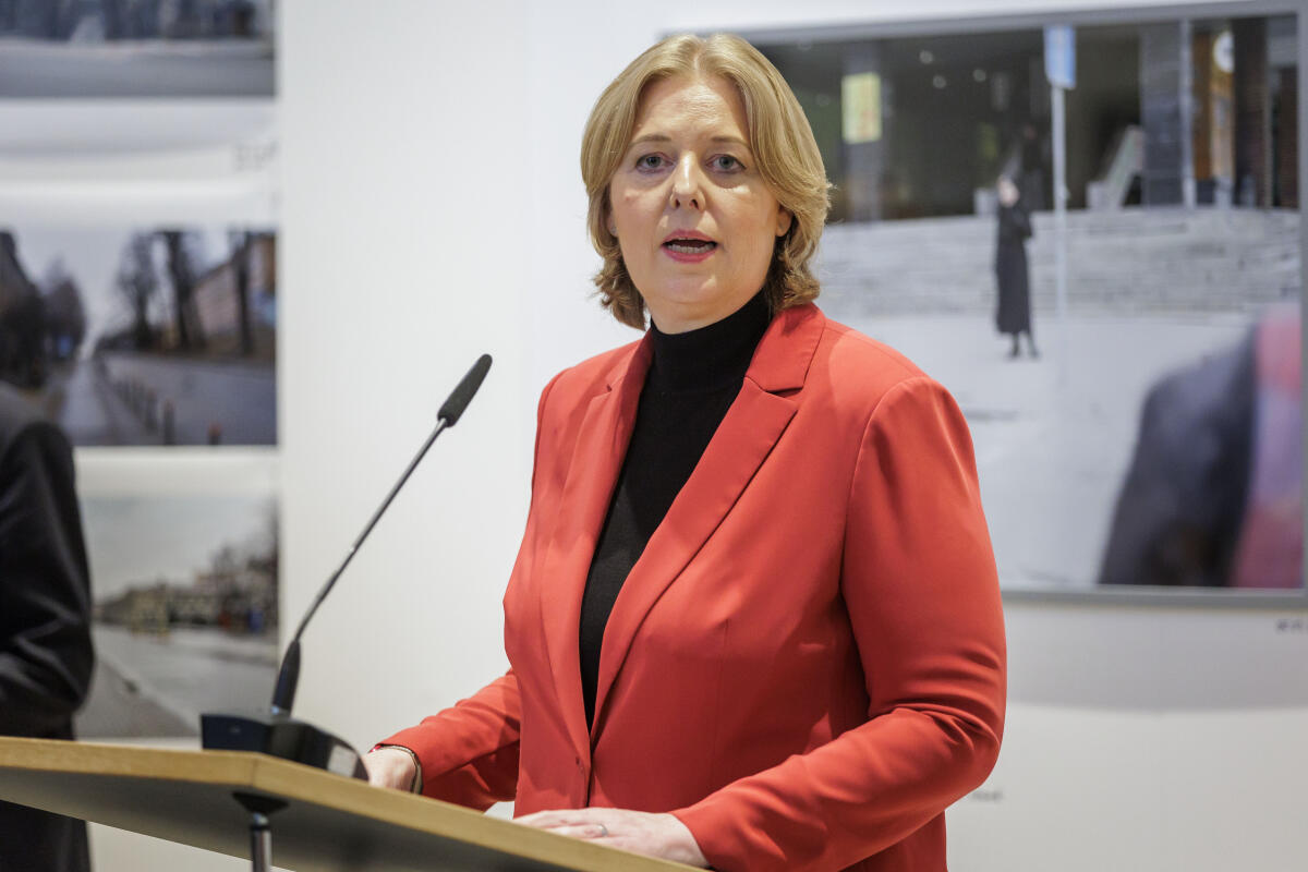Bas, Bärbel Bundestagspräsidentin Bärbel Bas (im Bild), SPD, MdB, eröffnet die Ausstellung „Nebenan. Das Kiewer Kriegstagebuch“ von Yevgenia Belorusets. 