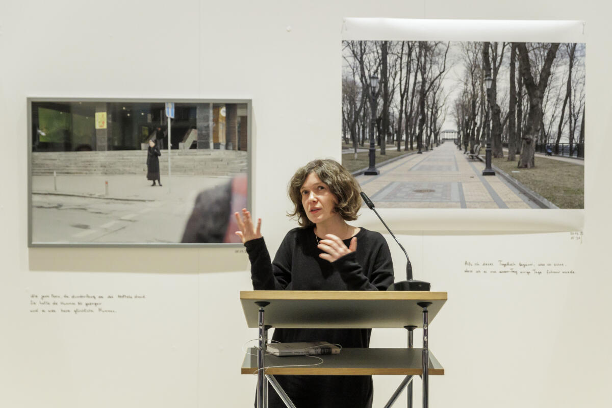 Bundestagspräsidentin Bärbel Bas, SPD, MdB, eröffnet die Ausstellung „Nebenan. Das Kiewer Kriegstagebuch“ von Yevgenia Belorusets (im Bild). Bundestagspräsidentin Bärbel Bas, SPD, MdB, eröffnet die Ausstellung „Nebenan. Das Kiewer Kriegstagebuch“ von Yevgenia Belorusets (im Bild).