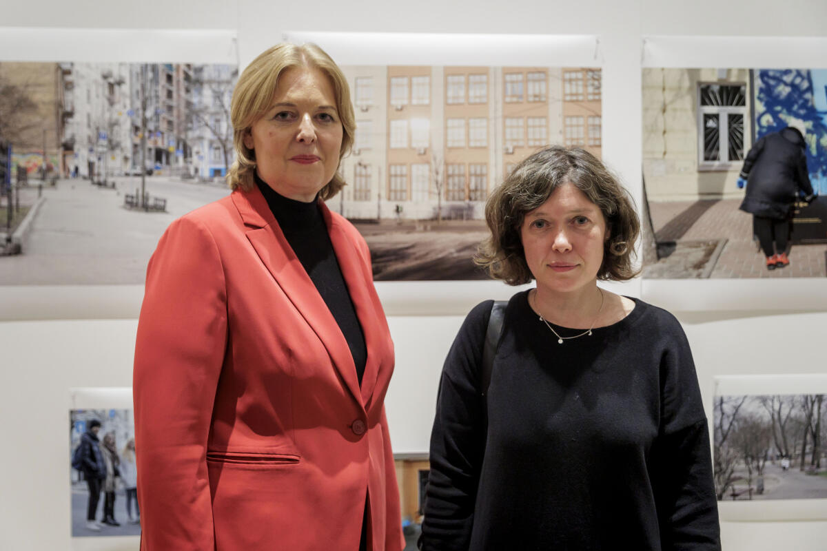 Bas, Bärbel Bundestagspräsidentin Bärbel Bas (l), SPD, MdB, eröffnet die Ausstellung „Nebenan. Das Kiewer Kriegstagebuch“ von Yevgenia Belorusets (r).