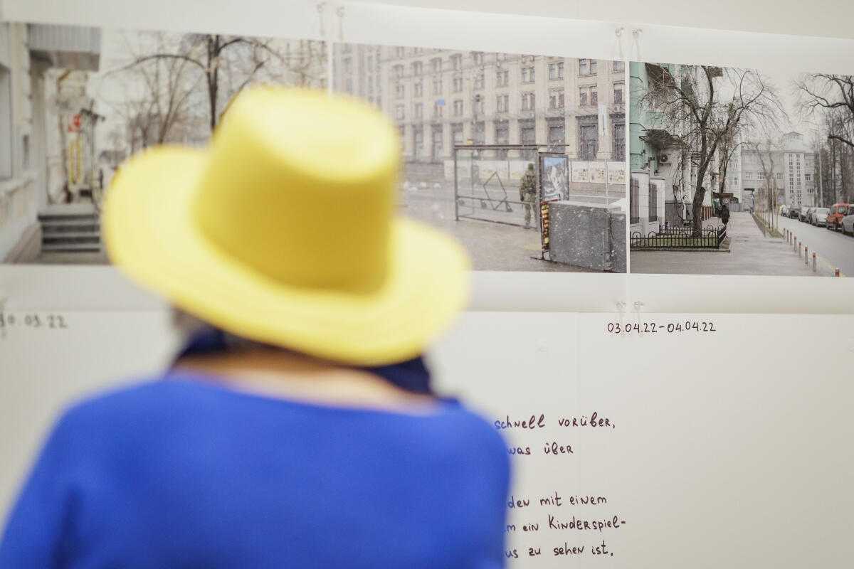 Bundestagspräsidentin Bärbel Bas, SPD, MdB, eröffnet die Ausstellung „Nebenan. Das Kiewer Kriegstagebuch“ von Yevgenia Belorusets. Bundestagspräsidentin Bärbel Bas, SPD, MdB, eröffnet die Ausstellung „Nebenan. Das Kiewer Kriegstagebuch“ von Yevgenia Belorusets.