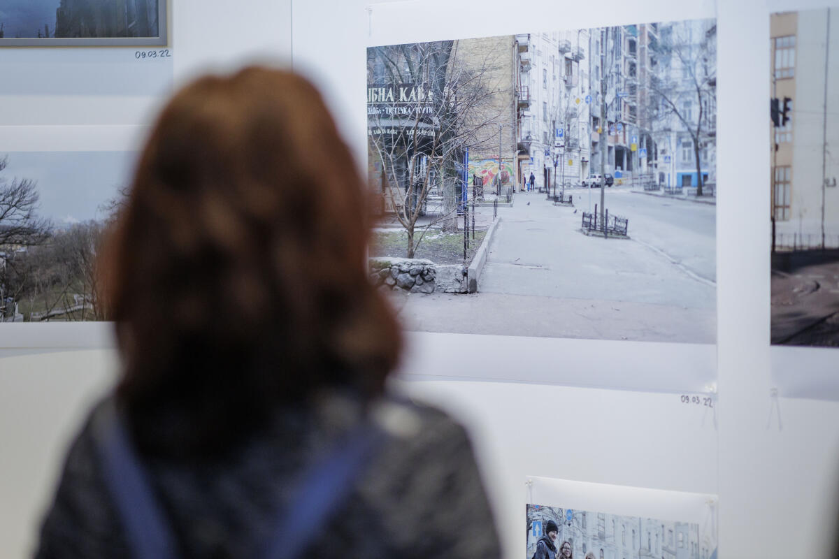 Bundestagspräsidentin Bärbel Bas, SPD, MdB, eröffnet die Ausstellung „Nebenan. Das Kiewer Kriegstagebuch“ von Yevgenia Belorusets. Bundestagspräsidentin Bärbel Bas, SPD, MdB, eröffnet die Ausstellung „Nebenan. Das Kiewer Kriegstagebuch“ von Yevgenia Belorusets.