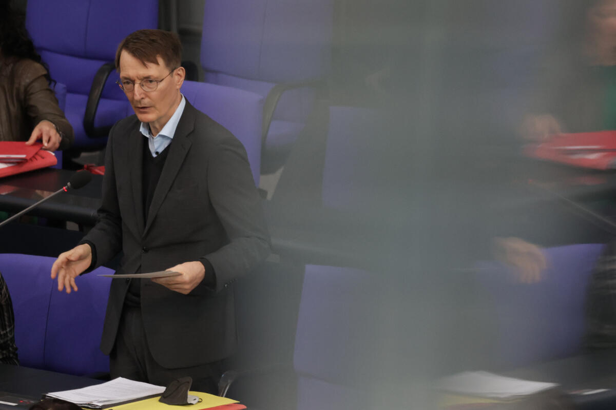 Karl Lauterbach (SPD), Bundesgesundheitsminister, stellt sich bei einer Regierungsbefragung den Fragen der Abgeordneten am 12.10.2022 Karl Lauterbach (SPD), Bundesgesundheitsminister, stellt sich bei einer Regierungsbefragung den Fragen der Abgeordneten am 12.10.2022