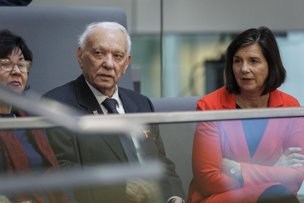 Bärbel Bas (SPD), Bundestagspräsidentin, begrüsst Roman Schwarzman, Holocaust-Überlebenden, vor Beginn der Sitzung in Berlin, 20.10.2022. Neben Roman Schwarzman sieht man Katrin Göring-Eckardt (Bündnis 90/Die Grünen), Bundestagsvizepräsidentin Bärbel Bas (SPD), Bundestagspräsidentin, begrüsst Roman Schwarzman, Holocaust-Überlebenden, vor Beginn der Sitzung in Berlin, 20.10.2022. Neben Roman Schwarzman sieht man Katrin Göring-Eckardt (Bündnis 90/Die Grünen), Bundestagsvizepräsidentin