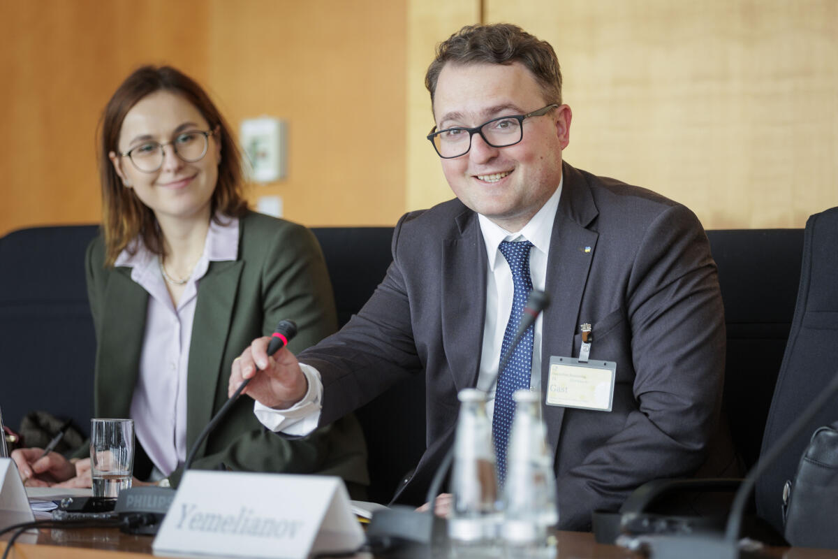 Gespräch des Rechtsausschusses unter Leitung des stellvertretenden Vorsitzenden, Herrn Dr. Thorsten Lieb, FDP, MdB, mit dem Beauftragten für internationale Zusammenarbeit des Ministeriums für Auswärtige Angelegenheiten der Ukraine, Herr Dr. Anton Korynevych (r). Gespräch des Rechtsausschusses unter Leitung des stellvertretenden Vorsitzenden, Herrn Dr. Thorsten Lieb, FDP, MdB, mit dem Beauftragten für internationale Zusammenarbeit des Ministeriums für Auswärtige Angelegenheiten der Ukraine, Herr Dr. Anton Korynevych (r).