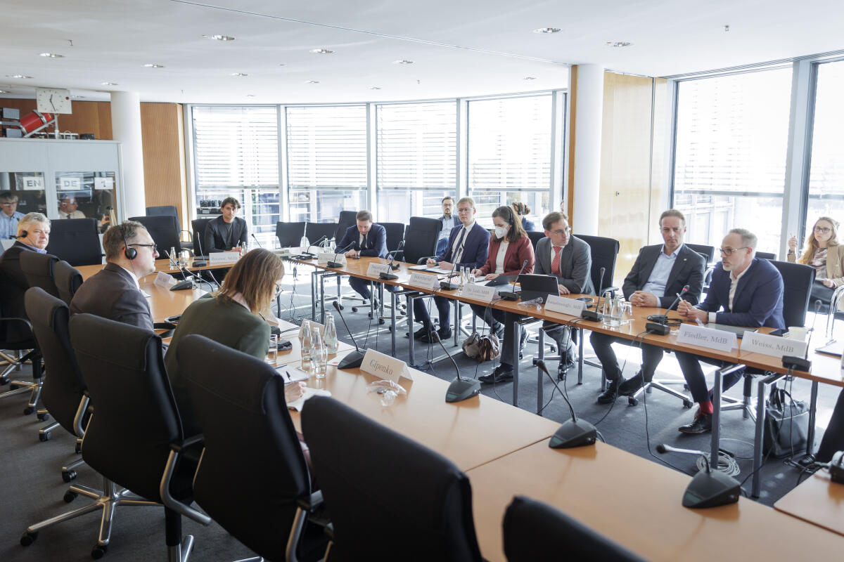 Gespräch des Rechtsausschusses unter Leitung des stellvertretenden Vorsitzenden, Herrn Dr. Thorsten Lieb, FDP, MdB, mit dem Beauftragten für internationale Zusammenarbeit des Ministeriums für Auswärtige Angelegenheiten der Ukraine, Herr Dr. Anton Korynevych. Hier: Blick in den Saal. Gespräch des Rechtsausschusses unter Leitung des stellvertretenden Vorsitzenden, Herrn Dr. Thorsten Lieb, FDP, MdB, mit dem Beauftragten für internationale Zusammenarbeit des Ministeriums für Auswärtige Angelegenheiten der Ukraine, Herr Dr. Anton Korynevych. Hier: Blick in den Saal.