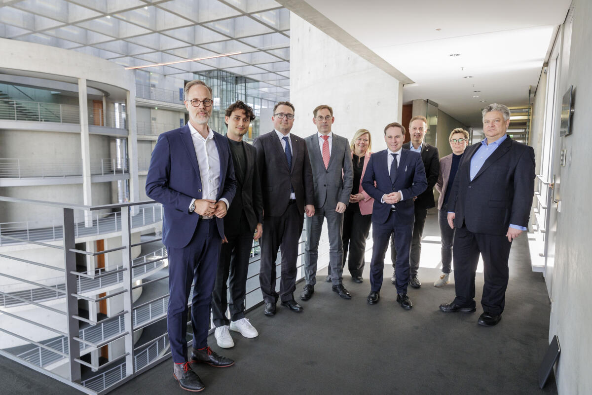 Gespräch des Rechtsausschusses unter Leitung des stellvertretenden Vorsitzenden, Herrn Dr. Thorsten Lieb, FDP, MdB, mit dem Beauftragten für internationale Zusammenarbeit des Ministeriums für Auswärtige Angelegenheiten der Ukraine, Herr Dr. Anton Korynevych. Gruppenfoto (vlnr): Sebastian Fiedler, SPD, MDP; Lukas Brenner, Bündnis 90/Die Grünen, MdB; Dr. Anton Korynevych, Dr. Thorsten Lieb, FDP, MdB; Maria-Lena Weiss, SPD, MdB; Dr. Volker Ullrich, CDU/CSU, MdB; Macit Karaahmetoğlu, SPD, MdB, Susanne Hennig-Wellsow, Die Linke, MdB; Thomas Seitz, AfD, MdB. Seitz, Thomas; Lieb, Thorsten; Hennig-Wellsow, Susanne; Fiedler, Sebastian; Benner, Lukas; Weiss, Maria-Lena; Karaahmetoğlu, Macit; Volker, Ullrich Gespräch des Rechtsausschusses unter Leitung des stellvertretenden Vorsitzenden, Herrn Dr. Thorsten Lieb, FDP, MdB, mit dem Beauftragten für internationale Zusammenarbeit des Ministeriums für Auswärtige Angelegenheiten der Ukraine, Herr Dr. Anton Korynevych. Gruppenfoto (vlnr): Sebastian Fiedler, SPD, MDP; Lukas Brenner, Bündnis 90/Die Grünen, MdB; Dr. Anton Korynevych, Dr. Thorsten Lieb, FDP, MdB; Maria-Lena Weiss, SPD, MdB; Dr. Volker Ullrich, CDU/CSU, MdB; Macit Karaahmetoğlu, SPD, MdB, Susanne Hennig-Wellsow, Die Linke, MdB; Thomas Seitz, AfD, MdB.