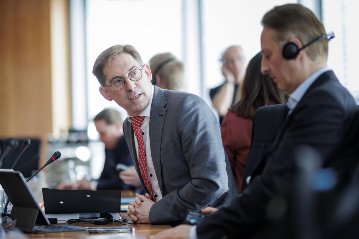 Gespräch des Rechtsausschusses unter Leitung des stellvertretenden Vorsitzenden, Herrn Dr. Thorsten Lieb (l), FDP, MdB, mit dem Beauftragten für internationale Zusammenarbeit des Ministeriums für Auswärtige Angelegenheiten der Ukraine, Herr Dr. Anton Korynevych. Lieb, Thorsten Gespräch des Rechtsausschusses unter Leitung des stellvertretenden Vorsitzenden, Herrn Dr. Thorsten Lieb (l), FDP, MdB, mit dem Beauftragten für internationale Zusammenarbeit des Ministeriums für Auswärtige Angelegenheiten der Ukraine, Herr Dr. Anton Korynevych.
