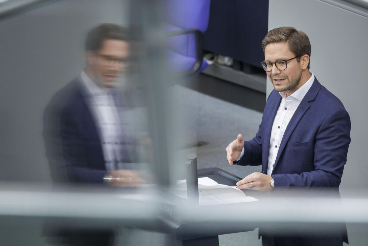 Fabian Gramling, CDU/CSU, MdB, hält eine Rede zu TOP 6 Enquete-Kommission „Sicherstellung der Energieversorgung“ im Plenum. Gramling, Fabian Fabian Gramling, CDU/CSU, MdB, hält eine Rede zu TOP 6 Enquete-Kommission „Sicherstellung der Energieversorgung“ im Plenum.