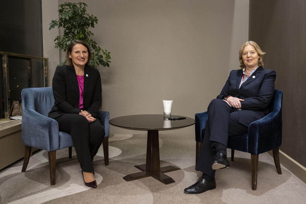 Bas, Bärbel Bärbel Bas (r), SPD, MdB, Präsidentin des Deutschen Bundestages, und Valérie Rabault (l), Vizepräsidentin der französischen Nationalversammlung, vor Beginn eines bilaterales Gesprächs, im Rahmen der 1. Parlamentarischen Konferenz zur Internationalen Krimplattform, Hotel Westin, Zagreb, Republik Kroatien.