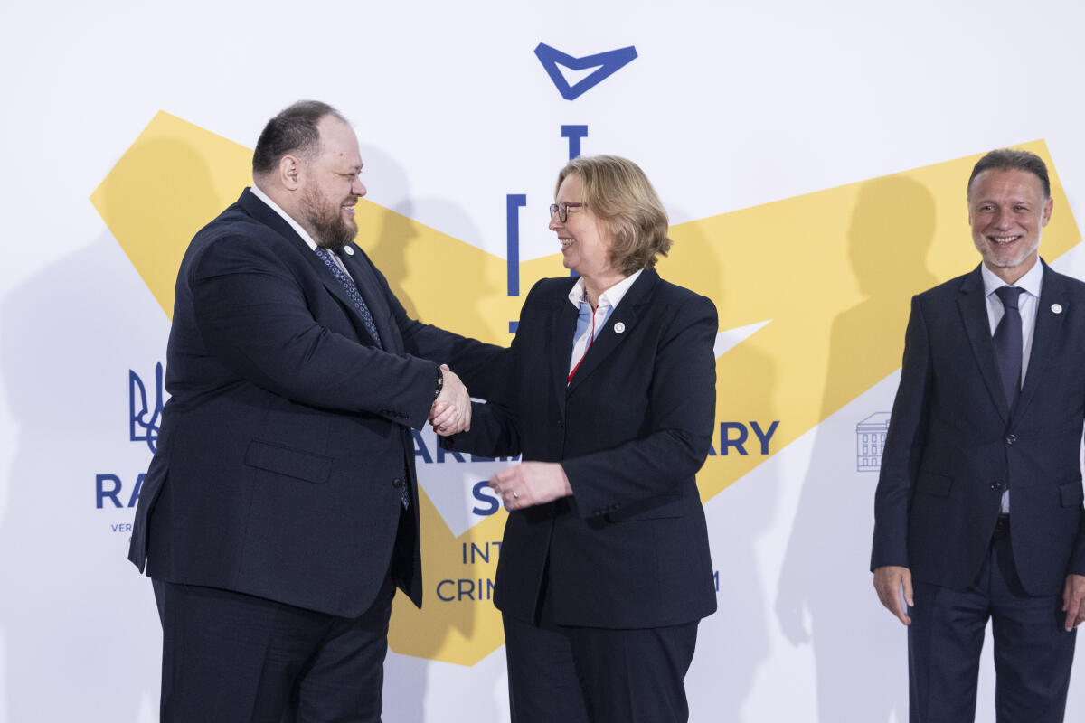 Bärbel Bas (m), SPD, MdB, Präsidentin des Deutschen Bundestages, während der Begrüßung durch die beiden gastgebenden Parlamentspräsidenten, Gordan Jandroković (r), Präsident des Kroatischen Sabors, und Ruslan Stefantschuk (l), Präsidenten der Werchowna Rada der Ukraine, vor Beginn der 1. Parlamentarischen Konferenz zur Internationalen Krimplattform, Chrystal Ballroom, National- und Universitätsbibliothek Zagreb, Zagreb, Republik Kroatien. Bas, Bärbel; Stefantschuk, Ruslan; Jandroković, Gordan Bärbel Bas (m), SPD, MdB, Präsidentin des Deutschen Bundestages, während der Begrüßung durch die beiden gastgebenden Parlamentspräsidenten, Gordan Jandroković (r), Präsident des Kroatischen Sabors, und Ruslan Stefantschuk (l), Präsidenten der Werchowna Rada der Ukraine, vor Beginn der 1. Parlamentarischen Konferenz zur Internationalen Krimplattform, Chrystal Ballroom, National- und Universitätsbibliothek Zagreb, Zagreb, Republik Kroatien.