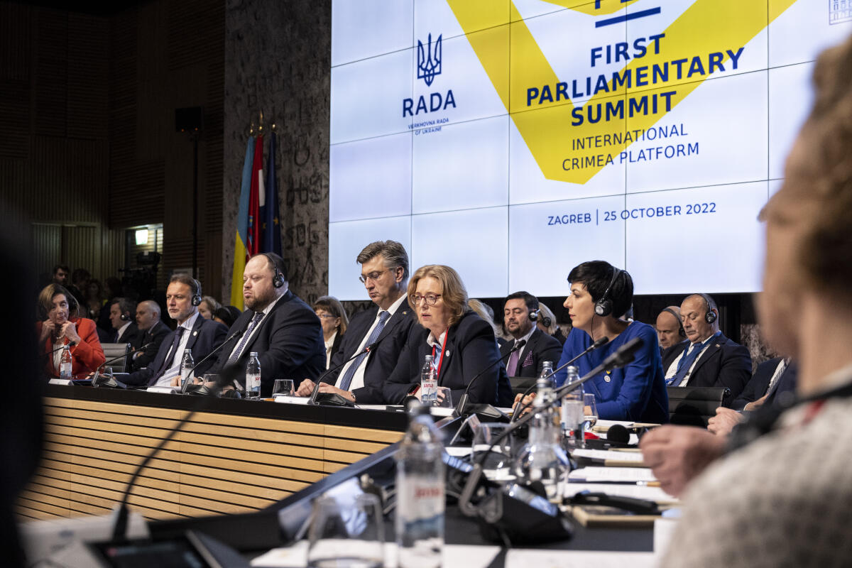 Bärbel Bas (2vr), SPD, MdB, Präsidentin des Deutschen Bundestages, während der 1. Parlamentarischen Konferenz zur Internationalen Krimplattform, Chrystal Ballroom, National- und Universitätsbibliothek Zagreb, Zagreb, Republik Kroatien. Bas, Bärbel Bärbel Bas (2vr), SPD, MdB, Präsidentin des Deutschen Bundestages, während der 1. Parlamentarischen Konferenz zur Internationalen Krimplattform, Chrystal Ballroom, National- und Universitätsbibliothek Zagreb, Zagreb, Republik Kroatien.