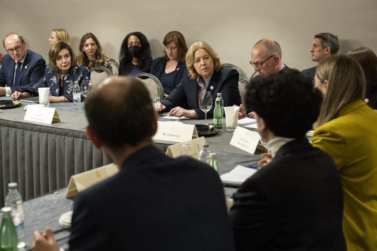Gespräch der Parlamentspräsidenten der G 7-Staaten und des Präsidenten der Werchowna Rada der Ukraine mit ukrainischen Menschenrechtsaktivisten, im Rahmen der 1. Parlamentarischen Konferenz zur Internationalen Krimplattform, Hotel Westin, Zagreb, Republik Kroatien.; Hier: Nancy Pelosi (l), Präsidentin des Repräsentantenhauses der Vereinigten Staaten von Amerika, und Bärbel Bas (r), SPD, MdB, Präsidentin des Deutschen Bundestages. Bas, Bärbel Gespräch der Parlamentspräsidenten der G 7-Staaten und des Präsidenten der Werchowna Rada der Ukraine mit ukrainischen Menschenrechtsaktivisten, im Rahmen der 1. Parlamentarischen Konferenz zur Internationalen Krimplattform, Hotel Westin, Zagreb, Republik Kroatien.; Hier: Nancy Pelosi (l), Präsidentin des Repräsentantenhauses der Vereinigten Staaten von Amerika, und Bärbel Bas (r), SPD, MdB, Präsidentin des Deutschen Bundestages.