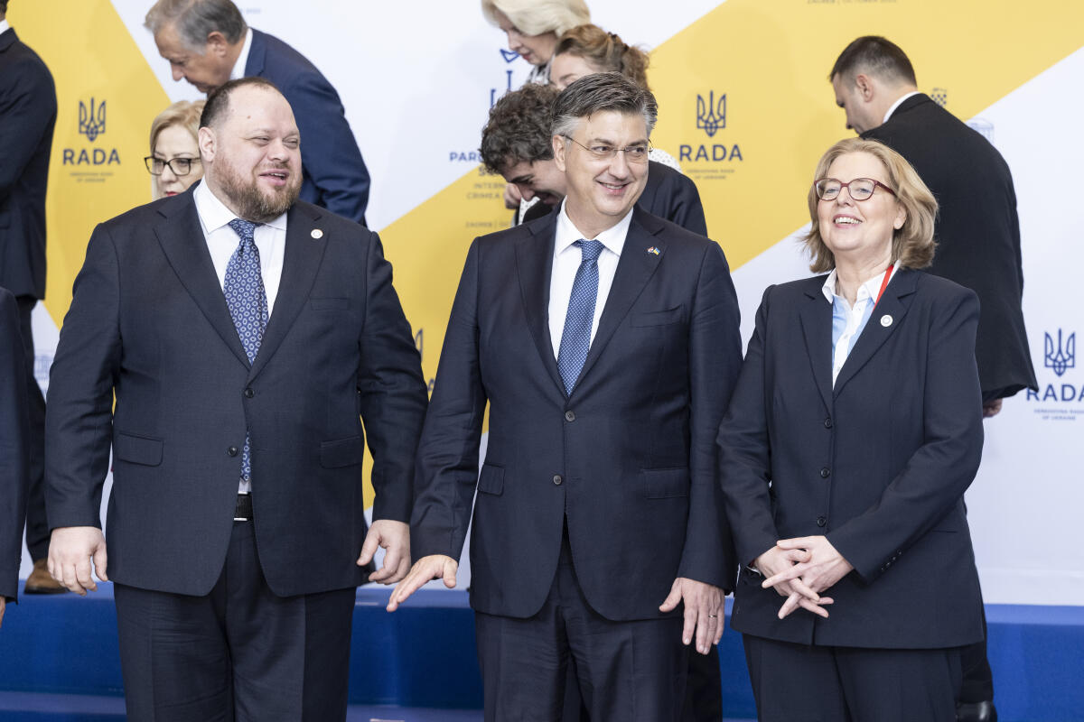 Bärbel Bas (r), SPD, MdB, Präsidentin des Deutschen Bundestages, Ruslan Stefantschuk (l), Präsidenten der Werchowna Rada der Ukraine, und Andrej Plenković (m), Ministerpräsident der Republik Kroatien, während dem Gruppenfoto vor der 1. Parlamentarischen Konferenz zur Internationalen Krimplattform, Chrystal Ballroom, National- und Universitätsbibliothek Zagreb, Zagreb, Republik Kroatien. Bas, Bärbel; Stefantschuk, Ruslan; Plenković, Andrej Bärbel Bas (r), SPD, MdB, Präsidentin des Deutschen Bundestages, Ruslan Stefantschuk (l), Präsidenten der Werchowna Rada der Ukraine, und Andrej Plenković (m), Ministerpräsident der Republik Kroatien, während dem Gruppenfoto vor der 1. Parlamentarischen Konferenz zur Internationalen Krimplattform, Chrystal Ballroom, National- und Universitätsbibliothek Zagreb, Zagreb, Republik Kroatien.