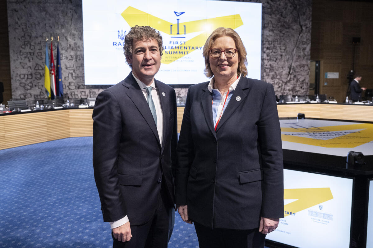 Bärbel Bas (r), SPD, MdB, Präsidentin des Deutschen Bundestages, und Mark Daly (l), Cathaoirleach (Chairperson of the Upper House), während der 1. Parlamentarischen Konferenz zur Internationalen Krimplattform, Chrystal Ballroom, National- und Universitätsbibliothek Zagreb, Zagreb, Republik Kroatien. Bas, Bärbel; Daly, Mark Bärbel Bas (r), SPD, MdB, Präsidentin des Deutschen Bundestages, und Mark Daly (l), Cathaoirleach (Chairperson of the Upper House), während der 1. Parlamentarischen Konferenz zur Internationalen Krimplattform, Chrystal Ballroom, National- und Universitätsbibliothek Zagreb, Zagreb, Republik Kroatien.