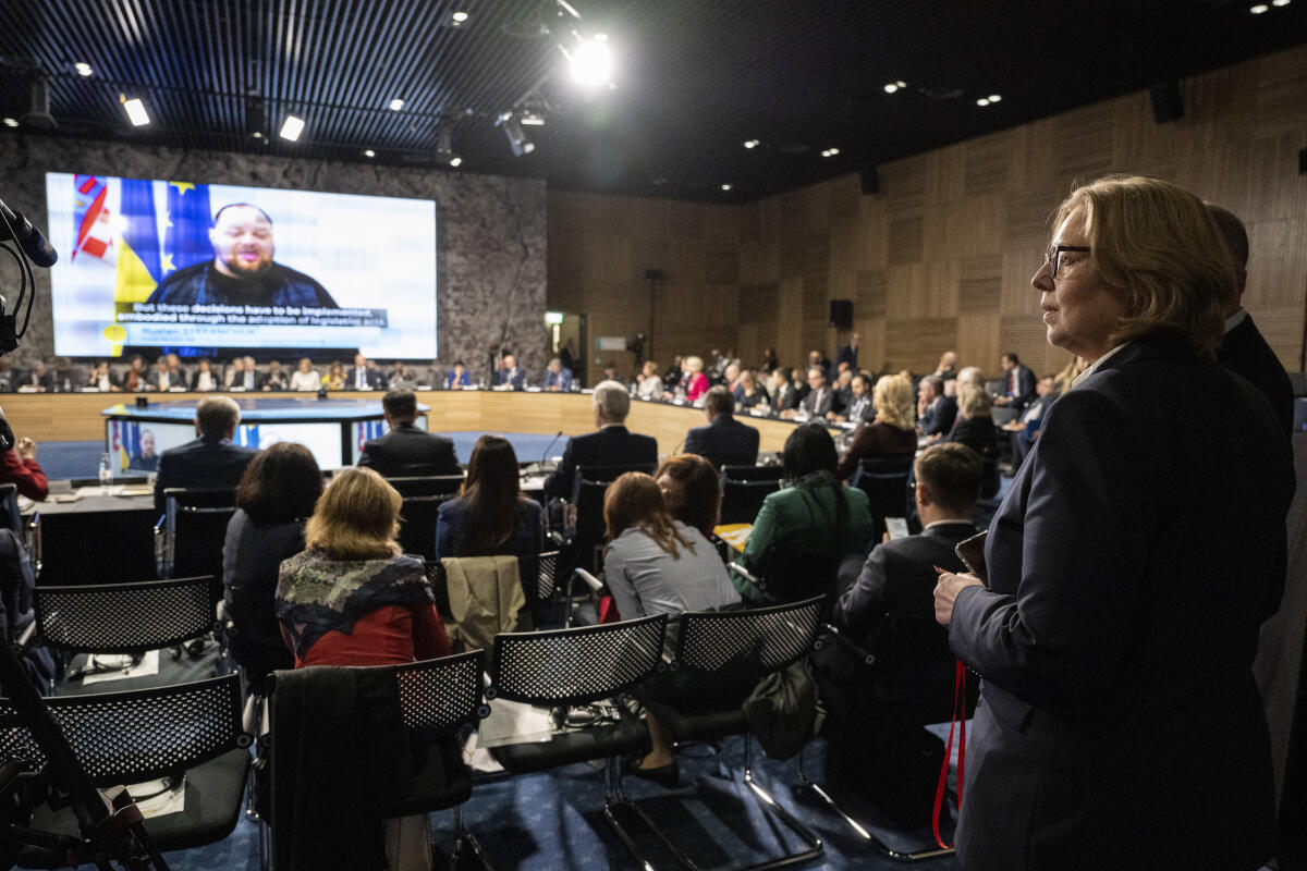 Bärbel Bas (r), SPD, MdB, Präsidentin des Deutschen Bundestages, während der 1. Parlamentarischen Konferenz zur Internationalen Krimplattform, Chrystal Ballroom, National- und Universitätsbibliothek Zagreb, Zagreb, Republik Kroatien. Bas, Bärbel Bärbel Bas (r), SPD, MdB, Präsidentin des Deutschen Bundestages, während der 1. Parlamentarischen Konferenz zur Internationalen Krimplattform, Chrystal Ballroom, National- und Universitätsbibliothek Zagreb, Zagreb, Republik Kroatien.