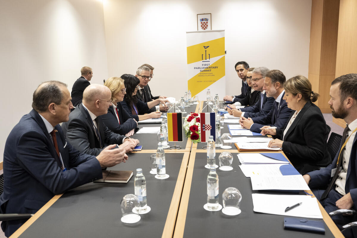 Bas, Bärbel; Jandroković, Gordan Bärbel Bas (3vl), SPD, MdB, Präsidentin des Deutschen Bundestages, während einem bilateralen Gespräch mit Gordan Jandroković (3vr), Präsident des Kroatischen Sabor, im Rahmen der 1. Parlamentarischen Konferenz zur Internationalen Krimplattform, Chrystal Ballroom, National- und Universitätsbibliothek Zagreb, Zagreb, Republik Kroatien.